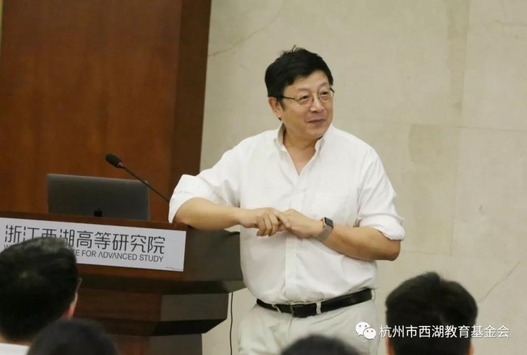 生命科学夏令营开营第一天的上午,西湖大学副校长,讲席教授许田给营员